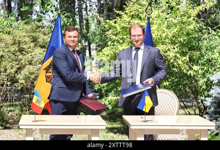 ODESA, UCRAINA - 15 AGOSTO, 2024 - il ministro della protezione ambientale e delle risorse naturali dell'Ucraina Ruslan Strilets (R) stringe la mano al ministro dell'ambiente della Repubblica moldova Sergiu Lazarencu durante la firma dell'accordo tra il Gabinetto dei ministri dell'Ucraina e il governo della Repubblica moldova su l'attuazione della convenzione sulla valutazione dell'impatto ambientale in un contesto transfrontaliero (convenzione di Espoo), Odesa, Ucraina meridionale. Foto Stock