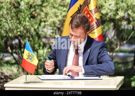 ODESA, UCRAINA - 15 AGOSTO 2024 - il ministro dell'ambiente della Repubblica moldova Sergiu Lazarencu firma l'accordo tra il Gabinetto dei ministri dell'Ucraina e il governo della Repubblica moldova sull'attuazione della convenzione sulla valutazione dell'impatto ambientale in un contesto transfrontaliero (convenzione di Espoo), Odesa, Ucraina meridionale. Foto Stock