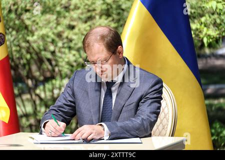 ODESA, UCRAINA - 15 AGOSTO 2024 - il ministro della protezione ambientale e delle risorse naturali dell'Ucraina Ruslan Strilets firma l'accordo tra il Gabinetto dei ministri dell'Ucraina e il governo della Repubblica di Moldova sull'attuazione della convenzione sulla valutazione dell'impatto ambientale in un contesto transfrontaliero (convenzione di Espoo), Odesa, Ucraina meridionale. Foto Stock