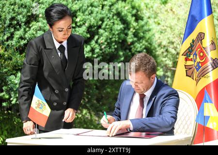 ODESA, UCRAINA - 15 AGOSTO 2024 - il ministro dell'ambiente della Repubblica moldova Sergiu Lazarencu firma l'accordo tra il Gabinetto dei ministri dell'Ucraina e il governo della Repubblica moldova sull'attuazione della convenzione sulla valutazione dell'impatto ambientale in un contesto transfrontaliero (convenzione di Espoo), Odesa, Ucraina meridionale. Foto Stock