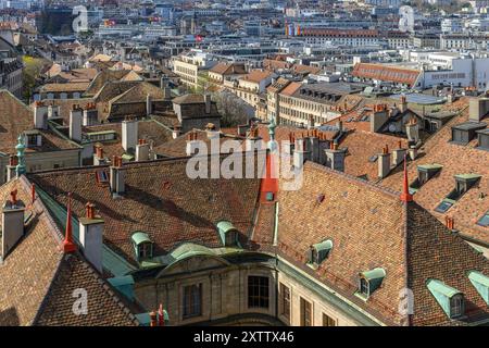 Splendidi paesaggi urbani presi sui tetti di Ginevra dalla torre sulla Cattedrale di St Pierre (Cathédrale Saint-Pierre) Ginevra, Svizzera. Foto Stock