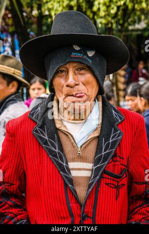 Abiti tradizionali Ixil, parco centrale, Santa Maria Nebaj, dipartimento di El Quiché, Guatemala, America centrale Foto Stock