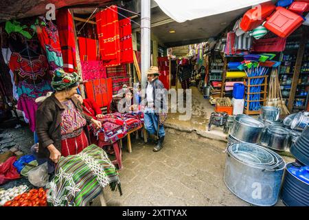 Tipico negozio di tessuti - sartoria, mercato municipale, Santa María Nebaj, dipartimento di El Quiché, Guatemala, America centrale Foto Stock