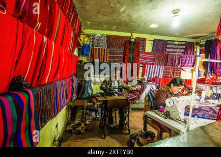 Tipico negozio di tessuti - sartoria, mercato municipale, Santa María Nebaj, dipartimento di El Quiché, Guatemala, America centrale Foto Stock