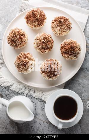 Cupcakes tiramisù con glassa di cacao Mascarpone sul piatto del tavolo. Vista dall'alto verticale Foto Stock