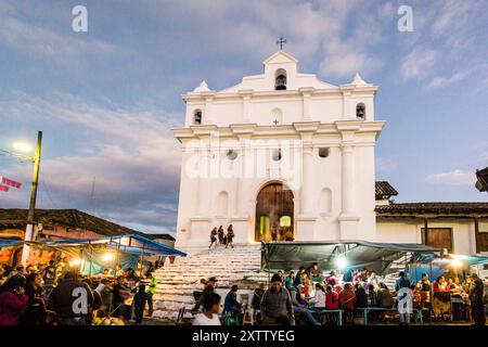 Chiesa di Santo Tomás e mercato , Chichicastenango, comune del dipartimento di El Quiché, Guatemala, America centrale Foto Stock