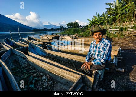 Pescatore tradizionale sul lago Atitlan di fronte al vulcano San Pedro, Santiago Atitlan, dipartimento di Sololá, Guatemala, America centrale Foto Stock