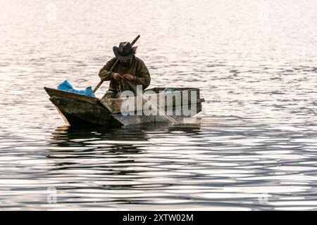 Pescatore tradizionale sul lago Atitlan di fronte al vulcano San Pedro, Santiago Atitlan, dipartimento di Sololá, Guatemala, America centrale Foto Stock