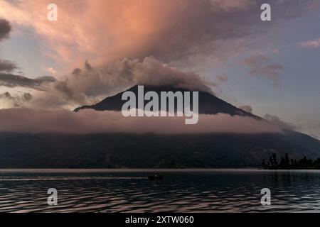 Turisti in ormeggio che ammirano il tramonto, il lago Atitlan e il vulcano San Pedro, Santiago Atitlan, dipartimento di Sololá, Guatemala Foto Stock