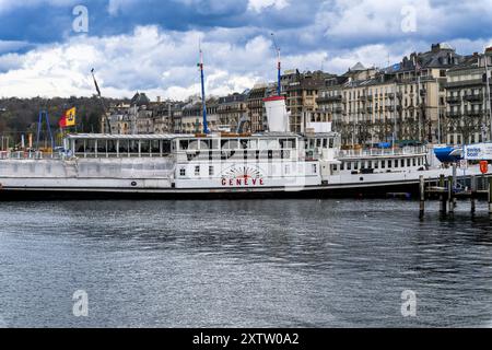 Il Bateau Genève è ora un ristorante galleggiante unico sul lago di Ginevra. Parte della flotta Belle Epoque di navi conservate ora convertite in diesel-elettrico. Foto Stock