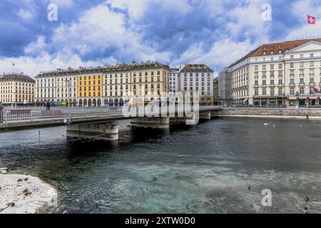 Hotel di lusso lungo le rive del Lago di Ginevra, Svizzera. Con le sue acque cristalline, il bellissimo lago è simile a uno specchio da fotografare. Foto Stock