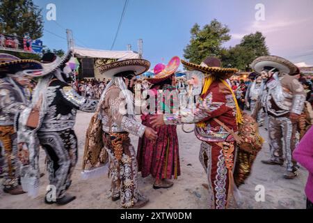 Danza dei messicani in abiti charro, Santo Tomás Chichicastenango, Repubblica del Guatemala, America centrale Foto Stock