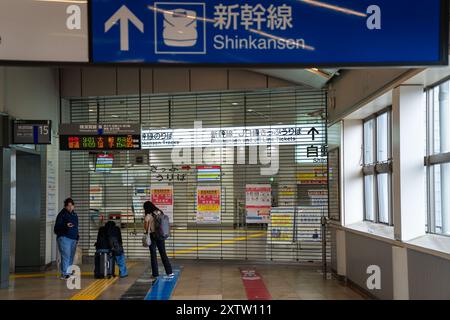 Tokyo, Giappone. 16 agosto 2024. I passeggeri si trovano accanto ad una stazione Shinkansen chiusa a Tokyo, Giappone, 16 agosto 2024. Ampil, il settimo tifone dell'anno, ha colpito il Giappone venerdì, forzando la cancellazione dei servizi di trasporto pubblico. Crediti: Zhang Xiaoyu/Xinhua/Alamy Live News Foto Stock