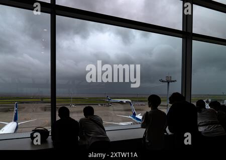 Tokyo, Giappone. 16 agosto 2024. I passeggeri aspettano all'aeroporto Haneda di Tokyo, Giappone, 16 agosto 2024. Ampil, il settimo tifone dell'anno, ha colpito il Giappone venerdì, forzando la cancellazione dei servizi di trasporto pubblico. Crediti: Zhang Xiaoyu/Xinhua/Alamy Live News Foto Stock