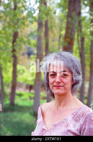 Ritratto di donna matura nei boschi. Foto Stock