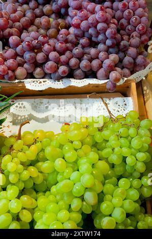 Da uve a bacca rossa e verde UVA. San Miguel mercato, Madrid, Spagna. Foto Stock