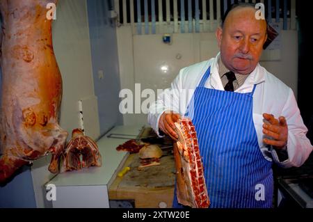 Il macellaio gallese Tom Price nella sua tradizionale macelleria locale di Oxford Street. Indossando abiti da lavoro, è stato un macellaio per tutta la vita. Mountain Ash, Glamorgan, Galles del Sud anni '1998 1990 UK HOMER SYKES Foto Stock