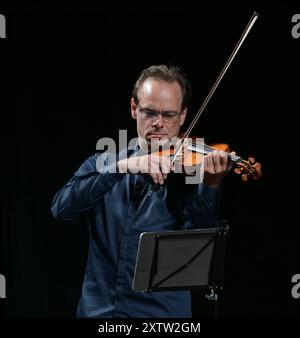 Konzert Schuberts Forellenquintett , mit Benjamin Schmid, im Stadttheater Gmunden, im Rahmen der Salzkammergut Festwochen Gmunden 2024, am 11.08.2024. DAS Bild zeigt den Ausnahmegeiger Benjamin Schmid, während des Konzertes 2024 - Konzert Schuberts Forellenquintett , mit Benjamin Schmid, im Stadttheater Gmunden, im Rahmen der Salzkammergut Festwochen Gmunden 2024, am 11.08.2024. *** Concerto al Quintetto di trota Schuberts , con Benjamin Schmid, allo Stadttheater Gmunden, nell'ambito del Salzkammergut Festwochen Gmunden 2024, l'11 08 2024 l'immagine mostra l'eccezionale violinista Benjamin Schmid, Foto Stock