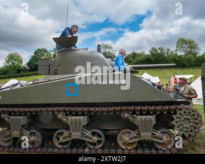 Un carro armato Sherman della seconda guerra mondiale pilotato dallo storico James Holland al Chalke Valley History Festival, Broad Chalke Wiltshire UK Foto Stock