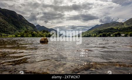 Splendido paesaggio in una giornata parzialmente nuvolosa a Loch Shiel vicino al viadotto Glenfinnan in Scozia Foto Stock