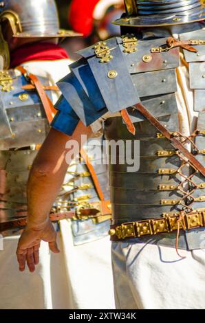 Legionari romani con armatura metallica e scudo che sfilano in una rievocazione storica Foto Stock