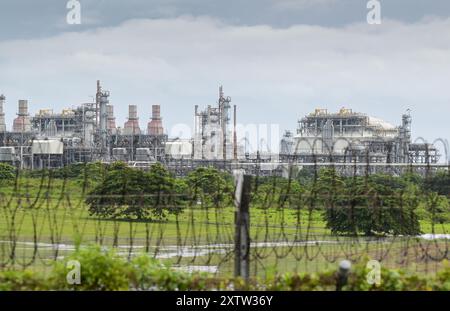 PAPUA NUOVA GUINEA, capitale Port Moresby, Caution Bay, Papua NUOVA GUINEA, Papua LNG liquefation project è uno sviluppo integrato che comprende impianti di produzione e trattamento del gas che si estendono da Hela, Southern Highlands, il terminal è gestito da ExxonMobil / PAPUA NEUGUINEA, Hauptstadt Port Moresby, Caution Bay, PNG LNG Flüssiggasanlage und Terminal für Verschiffung, Betrieben von Exxon Mobil Foto Stock