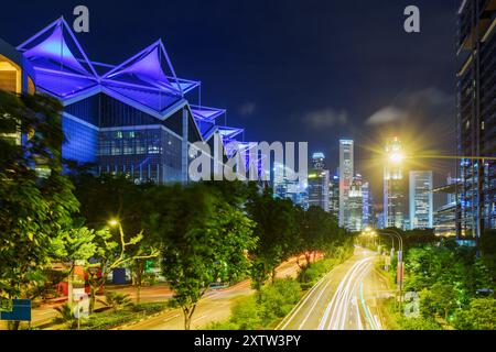 Vista panoramica notturna della Nicoll Highway verso il centro di Singapore Foto Stock