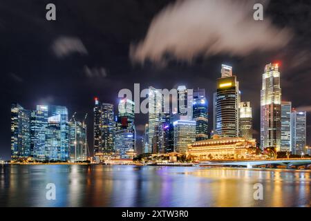 Fantastica vista notturna dei grattacieli di Marina Bay, Singapore Foto Stock