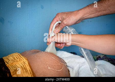 Ecografia per il monitoraggio della gravidanza, centro sanitario, San Bartolomé Jocotenango, Guatemala, America centrale Foto Stock