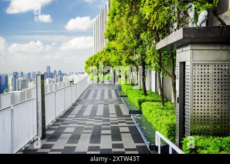 Giardino sul tetto di Singapore. Terrazza esterna con parco panoramico Foto Stock