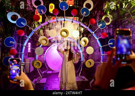 Kuala Lumpur, Malesia. 15 agosto 2024. Un turista posa per le foto di fronte a un'installazione che segna il Mid-Autumn Festival a Kuala Lumpur, Malaysia, 15 agosto 2024. Crediti: Chong Voon Chung/Xinhua/Alamy Live News Foto Stock