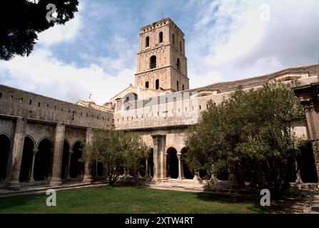 Chiesa di Saint-Trophime (St. Trophimus) (ex cattedrale). Costruito tra il XII e il XIV secolo, con elementi di architettura romanica e gotica Foto Stock