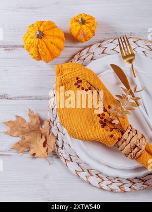 Tavolo autunnale con decorazioni in zucca Foto Stock