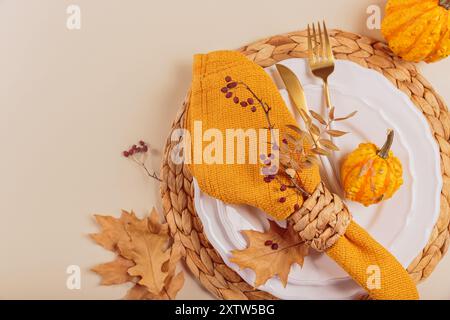 Tavolo autunnale con decorazioni in zucca Foto Stock