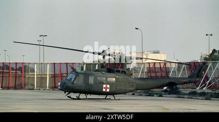 Prima guerra del Golfo: 6 marzo 1991 Un elicottero Iroquois dell'esercito statunitense Medevac Air Ambulance Bell UH-1N 'Huey' Iroquois presso l'Aeroporto Internazionale del Kuwait. Foto Stock