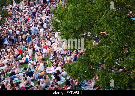 I tifosi dei Coldplay all'Olympic Mountain nel Parco Olimpico aspettano il concerto nel primo pomeriggio del 15 marzo 2024 a Monaco, Germania Foto Stock