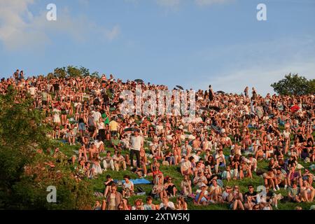 I tifosi dei Coldplay all'Olympic Mountain nel Parco Olimpico aspettano il concerto nel primo pomeriggio del 15 marzo 2024 a Monaco, Germania Foto Stock