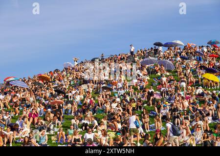 I tifosi dei Coldplay all'Olympic Mountain nel Parco Olimpico aspettano il concerto nel primo pomeriggio del 15 marzo 2024 a Monaco, Germania Foto Stock