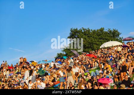 I tifosi dei Coldplay all'Olympic Mountain nel Parco Olimpico aspettano il concerto nel primo pomeriggio del 15 marzo 2024 a Monaco, Germania Foto Stock