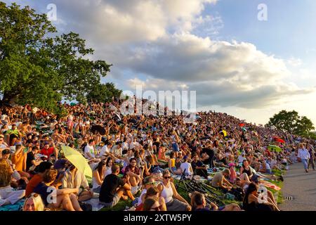 I tifosi dei Coldplay all'Olympic Mountain nel Parco Olimpico aspettano il concerto nel primo pomeriggio del 15 marzo 2024 a Monaco, Germania Foto Stock