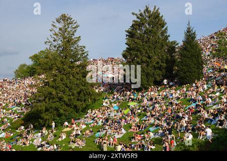 I tifosi dei Coldplay all'Olympic Mountain nel Parco Olimpico aspettano il concerto nel primo pomeriggio del 15 marzo 2024 a Monaco, Germania Foto Stock