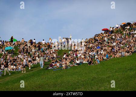 I tifosi dei Coldplay all'Olympic Mountain nel Parco Olimpico aspettano il concerto nel primo pomeriggio del 15 marzo 2024 a Monaco, Germania Foto Stock