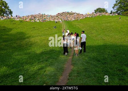 I tifosi dei Coldplay all'Olympic Mountain nel Parco Olimpico aspettano il concerto nel primo pomeriggio del 15 marzo 2024 a Monaco, Germania Foto Stock