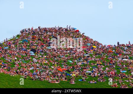 I tifosi dei Coldplay all'Olympic Mountain nel Parco Olimpico aspettano il concerto nel primo pomeriggio del 15 marzo 2024 a Monaco, Germania Foto Stock