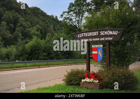 Un cartello "Benvenuti a Schönau" lungo la strada, luogo di nascita dell'ex allenatore della nazionale tedesca di calcio Joachim Löw (Jogi Löw), Germania 22 luglio 2024 Foto Stock