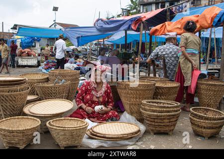 Oggetti per la casa in vimini al Haat Bazaar a Khandbari, distretto di Sankhuwasabha. Nepal. Il cestello conico è doko e i vassoi circolari sono Nanglo. Foto Stock