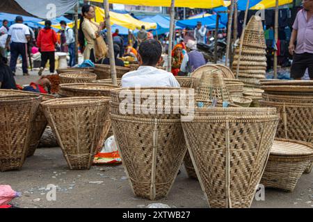 Oggetti per la casa in vimini al Haat Bazaar a Khandbari, distretto di Sankhuwasabha. Nepal. Il cestello conico è doko. Foto Stock