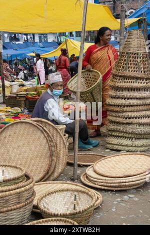 Oggetti per la casa in vimini al Haat Bazaar a Khandbari, distretto di Sankhuwasabha. Nepal. Il cestello conico è doko e i vassoi circolari sono Nanglo. Foto Stock