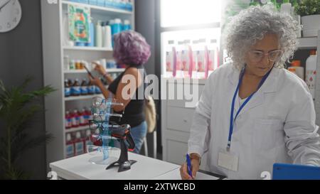 Farmacista che assiste il cliente in una farmacia con scaffali di prodotti e attrezzature mediche al chiuso Foto Stock