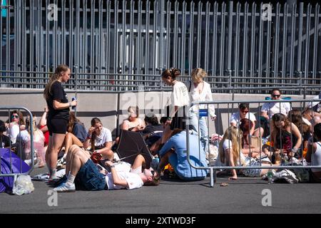 Gli Swifties fanno la fila fuori dal Wembley Stadium, nel nord-ovest di Londra, prima della seconda notte nell'ultima corsa dei concerti del Taylor Swift Eeras Tour. Data foto: Venerdì 16 agosto 2024. Foto Stock